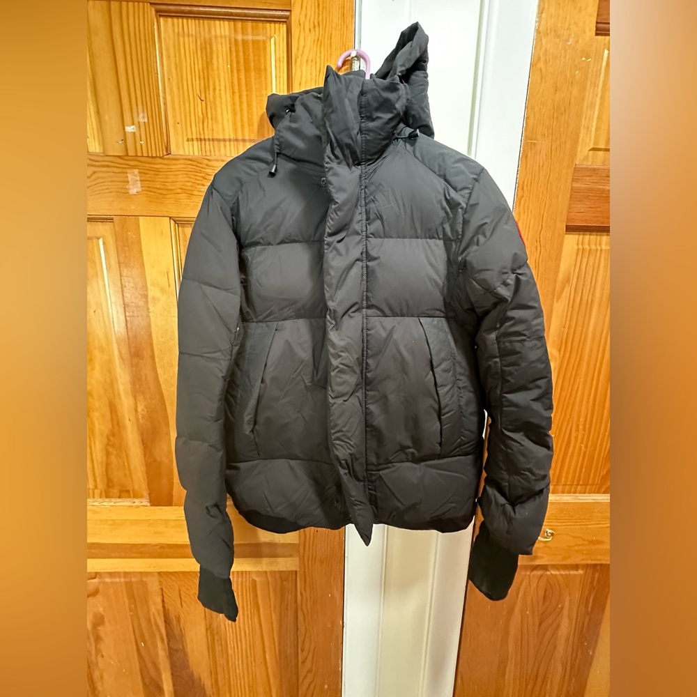 Men’s Size Small Canada Goose Armstrong Down Hoody.